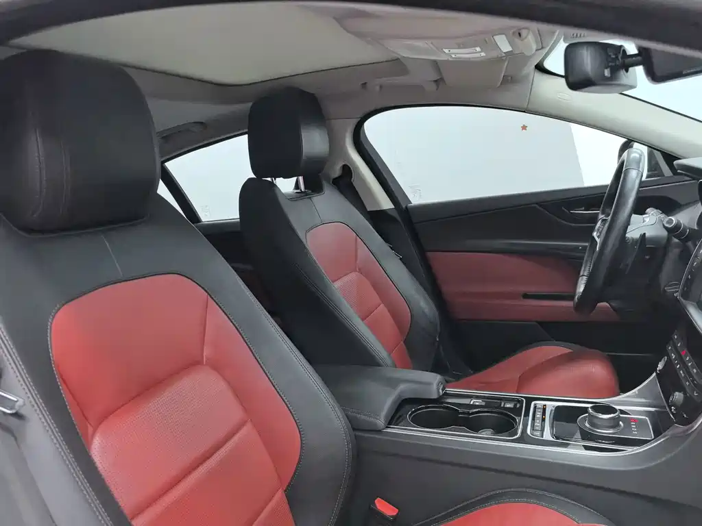Jaguar XE 2016 — фото 13