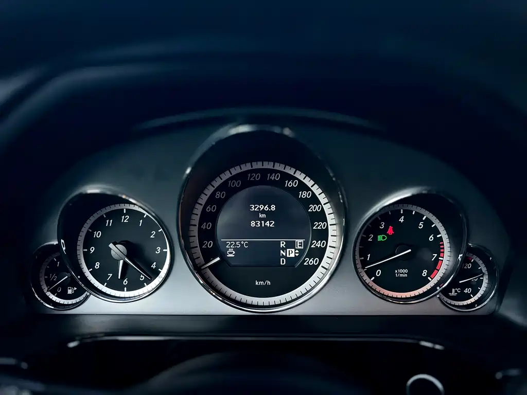 Mercedes-Benz E-Class 2011 — фото 13