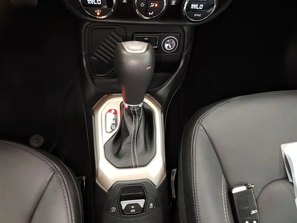 Jeep Renegade 2016 — фото 14