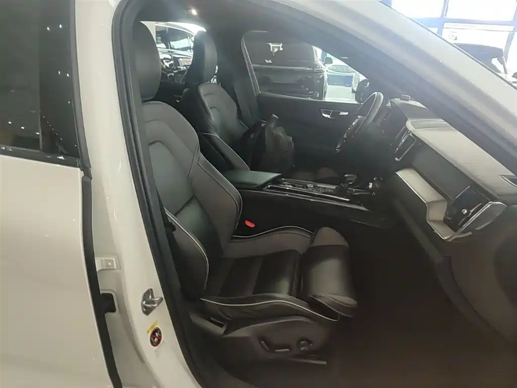Volvo XC60 2021 — фото 25