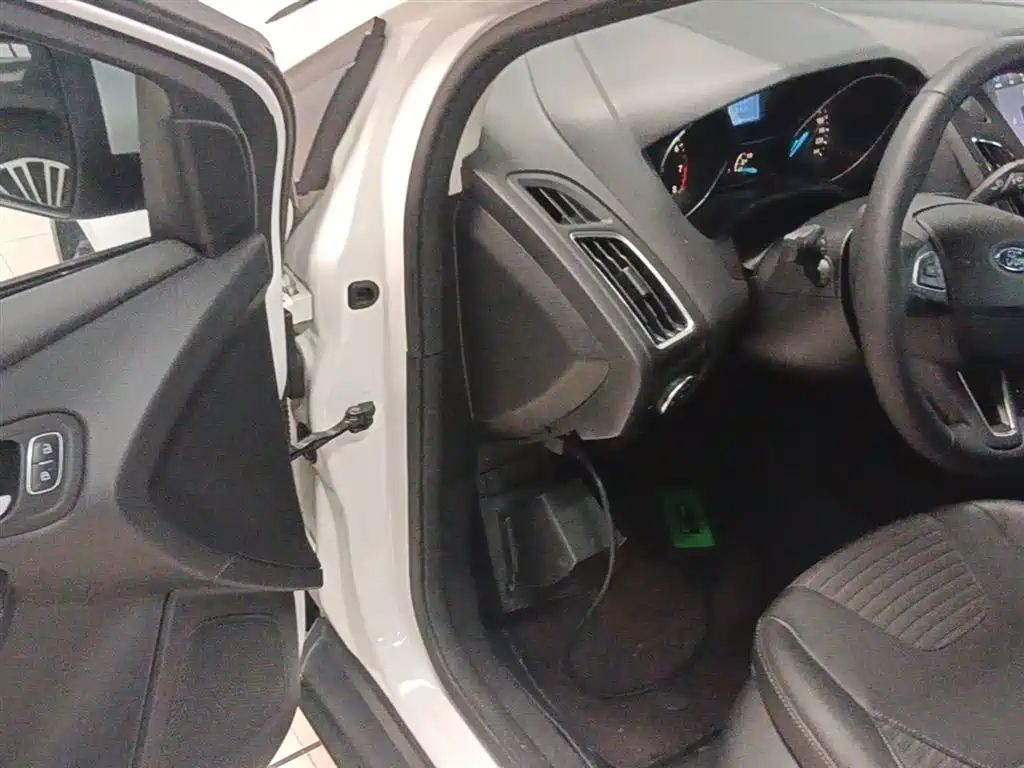 Ford Focus 2015 — фото 16
