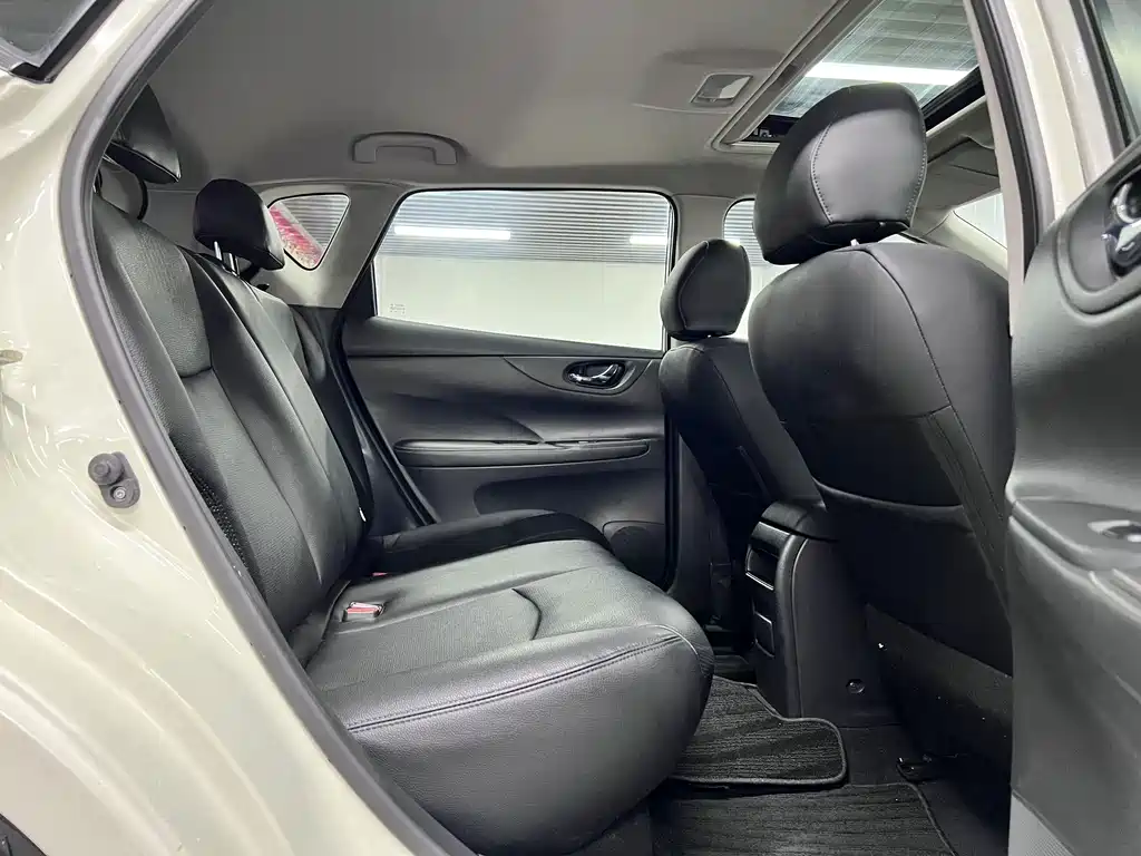 Nissan Tiida 2017 — фото 10