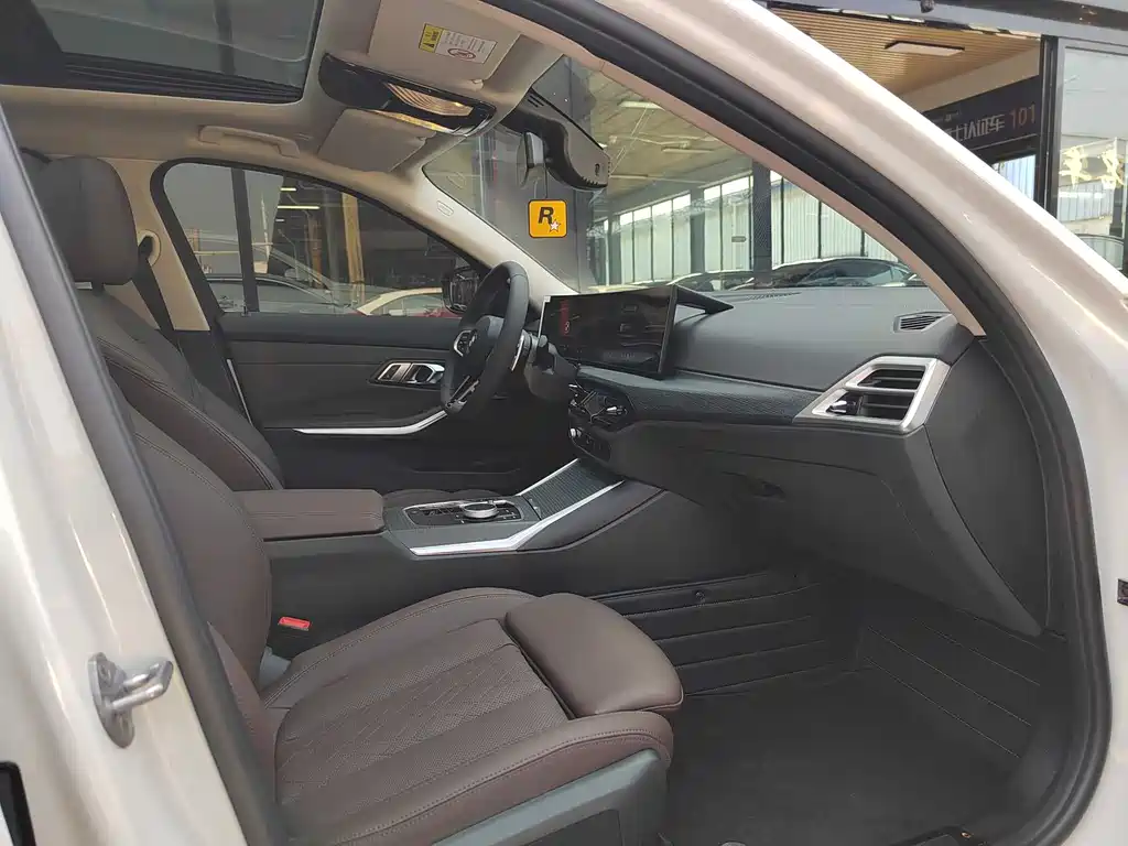 BMW 3 Series 2025 — фото 10