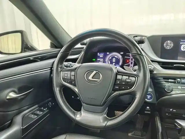Lexus ES 2019 — фото 11