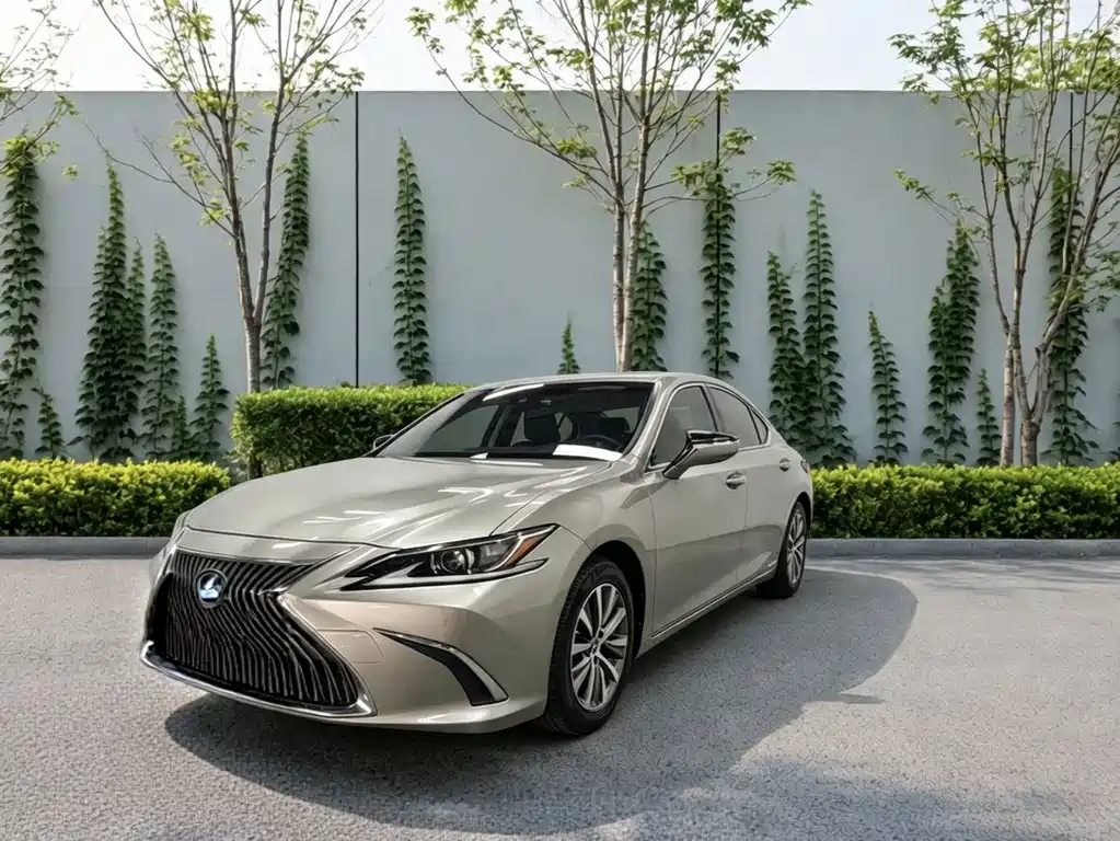 Lexus ES 2019 — фото 1