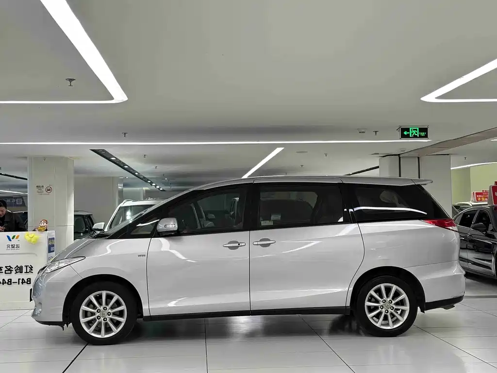 Toyota Previa 2015 — фото 3