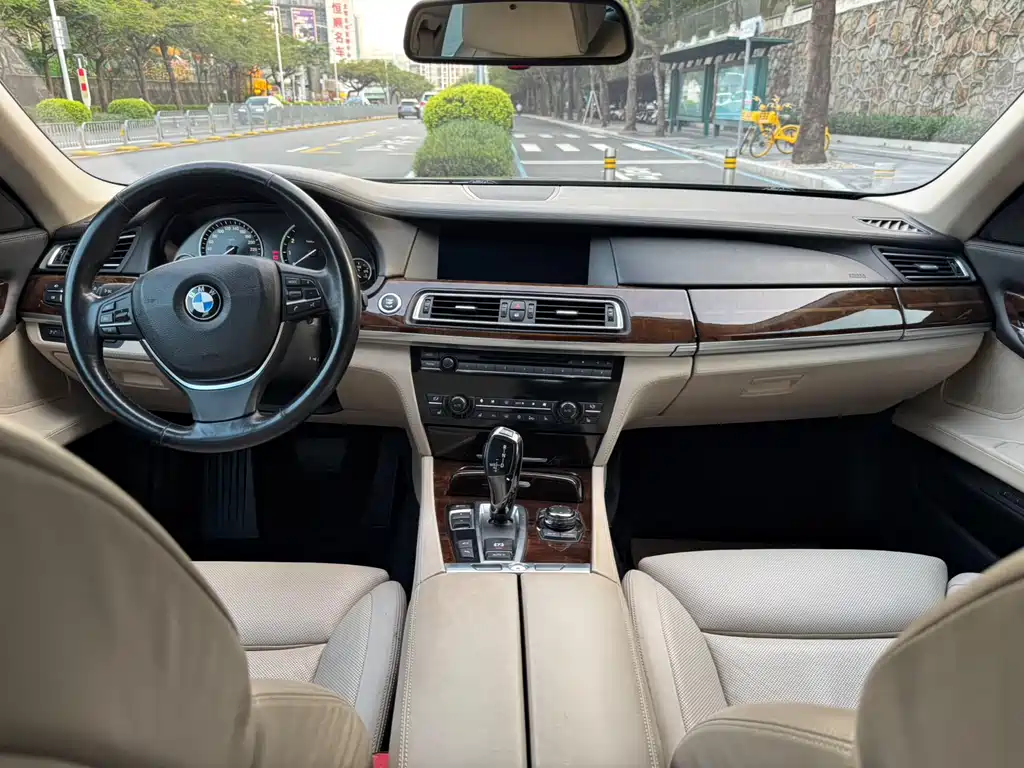 BMW 7 Series 2011 — фото 11