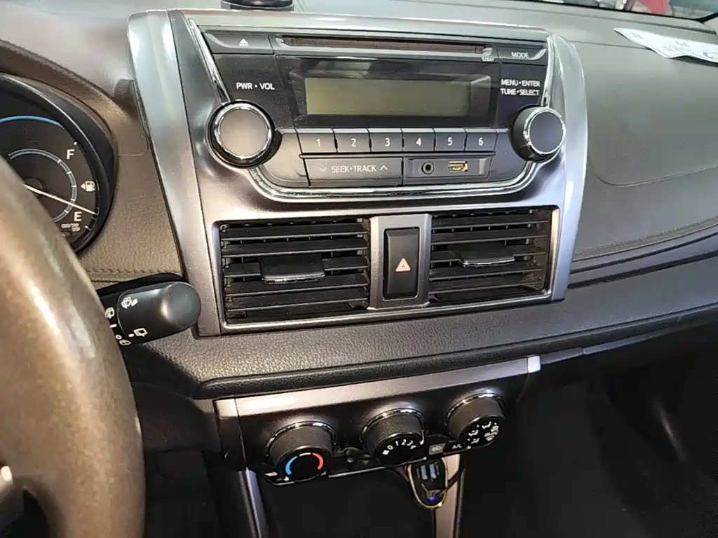 Toyota Yaris L 2016 — фото 13