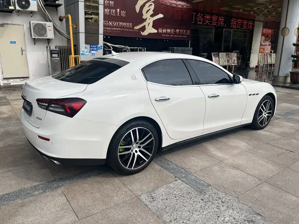 Maserati Ghibli 2017 — фото 10