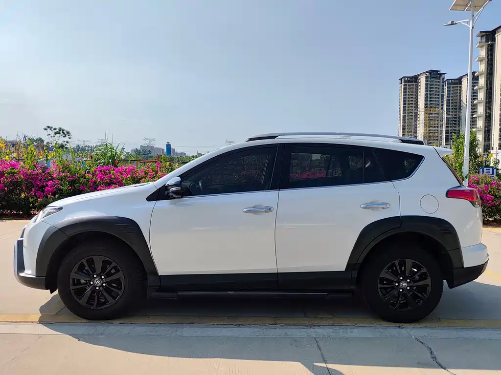 Toyota RAV4 2019 — фото 3