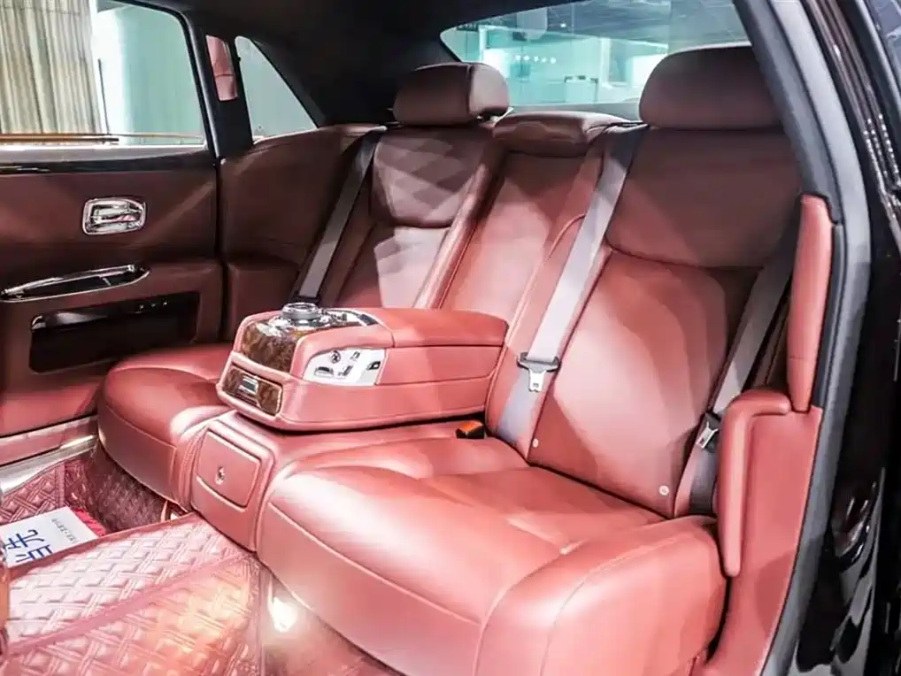 Rolls-Royce Ghost 2017 — фото 11