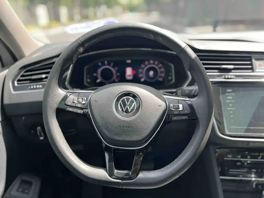 Volkswagen Tiguan L Plug-In Hybrid 2021 — фото 20