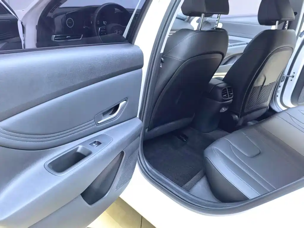 Hyundai Elantra 2023 — фото 10
