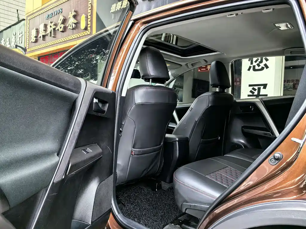 Toyota RAV4 2019 — фото 10