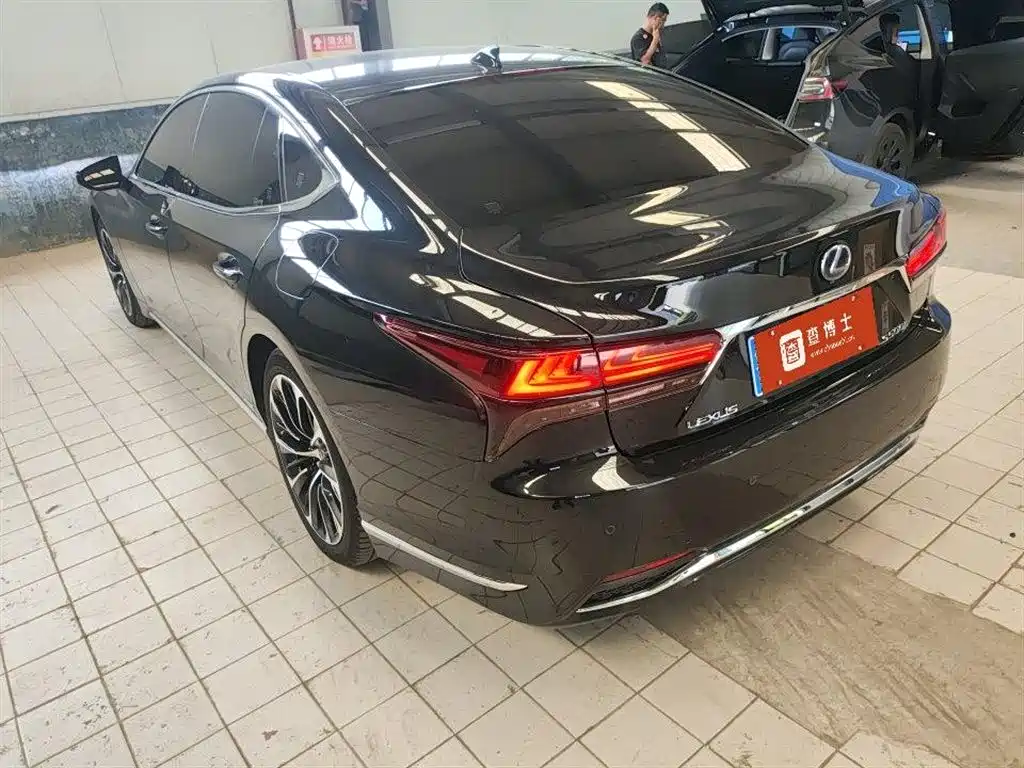 Lexus LS 2021 — фото 16