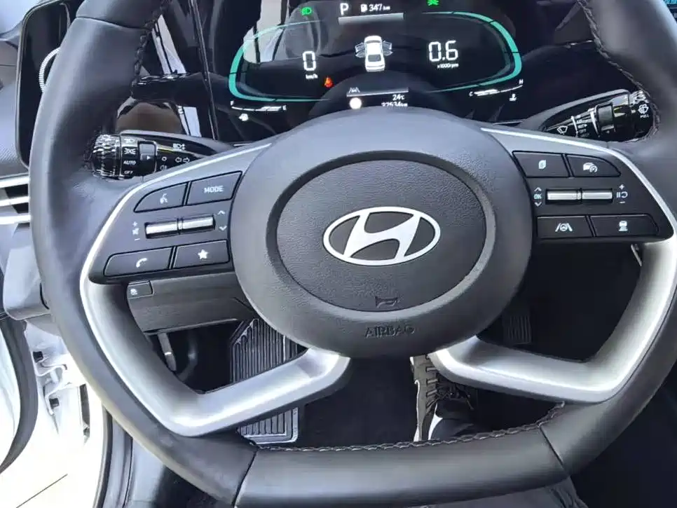 Hyundai Elantra 2023 — фото 19