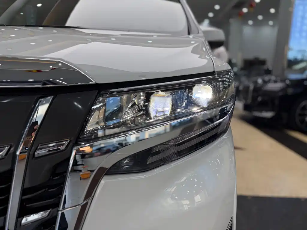 Toyota Alphard 2022 — фото 23