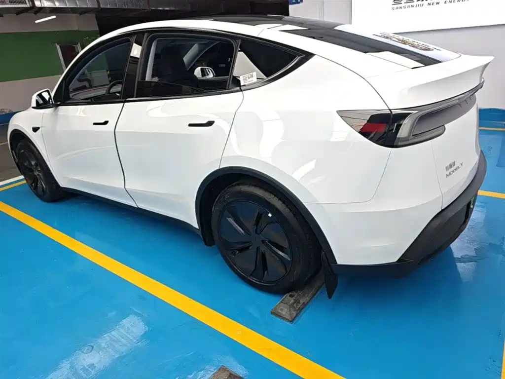 Tesla Model Y 2025 — фото 5