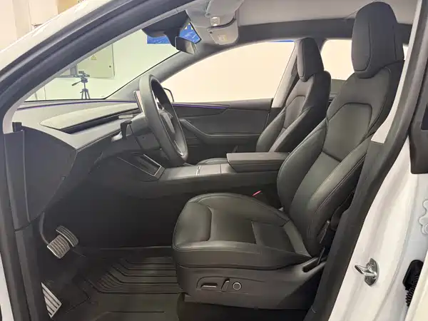 Tesla Model Y 2025