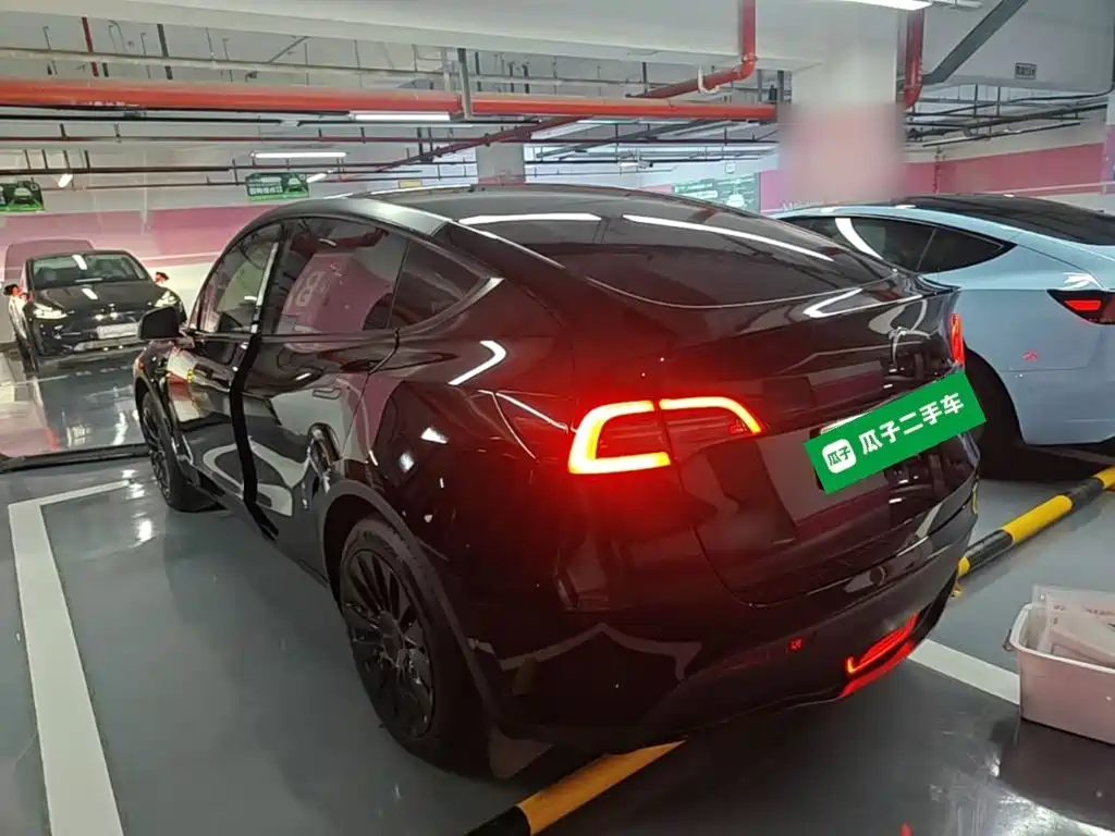 Tesla Model Y 2024