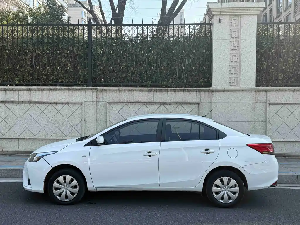 Toyota Yaris L 2019 — фото 3