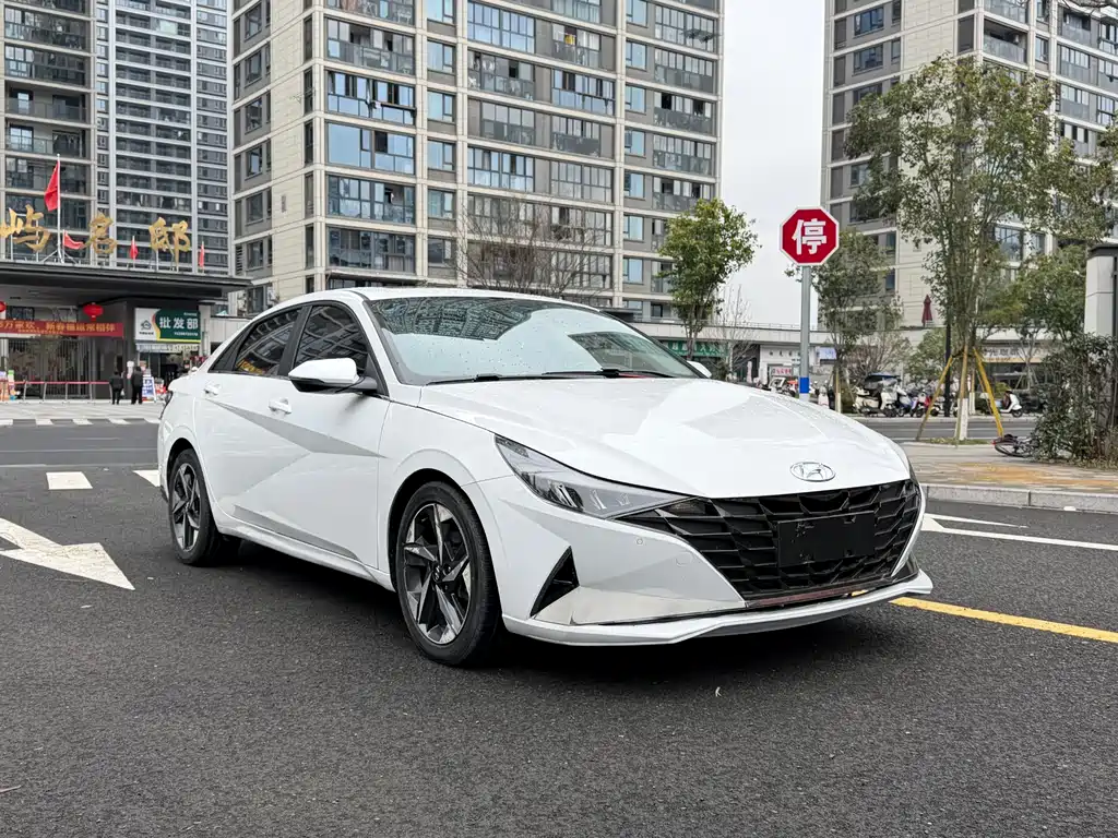 Hyundai Elantra 2023 — фото 3