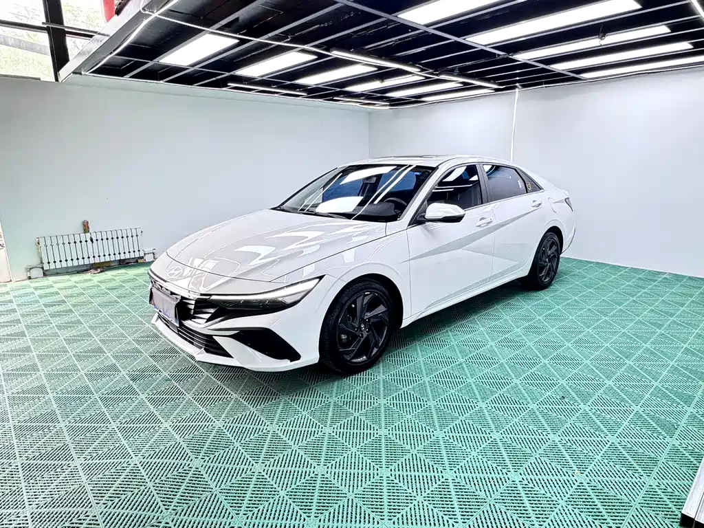 Hyundai Elantra 2023 — фото 1