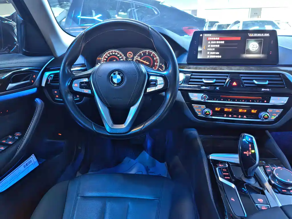 BMW 5 Series 2018 — фото 11