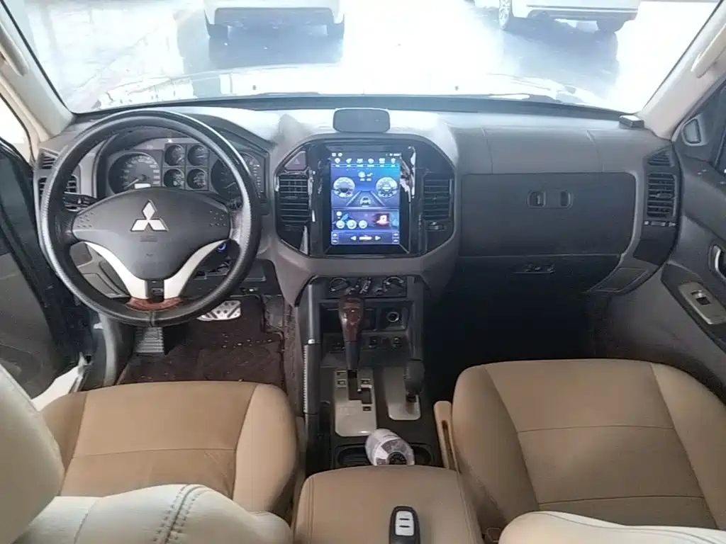 Mitsubishi Pajero 2015 — фото 10
