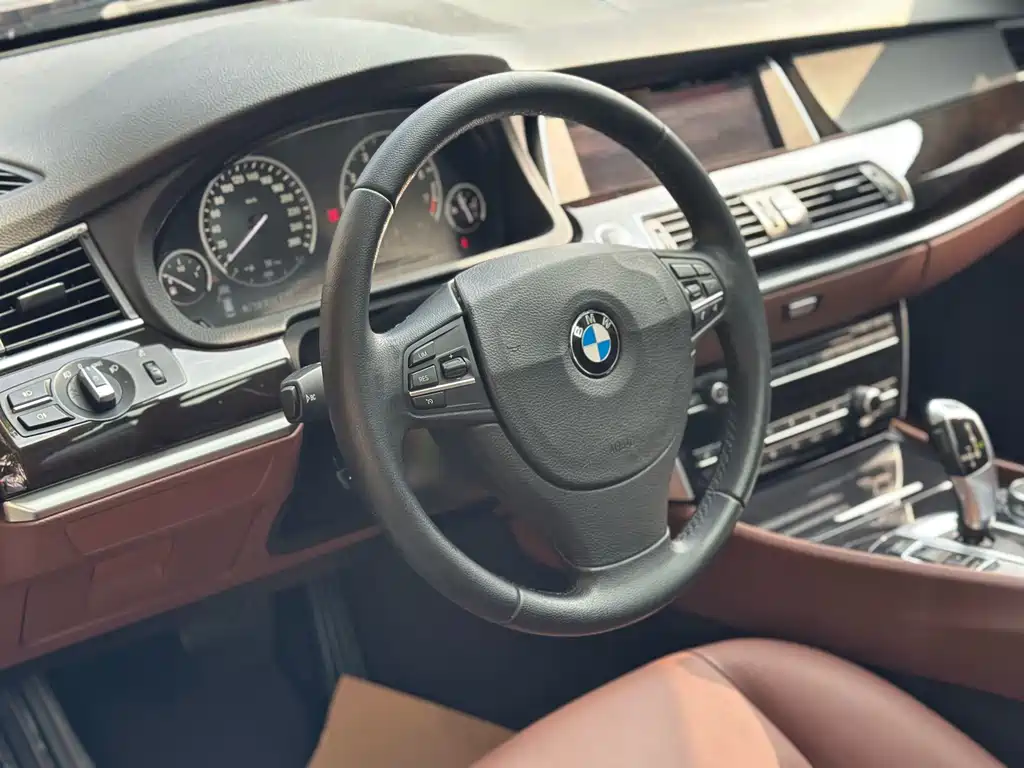 BMW 5 Series GT 2015 — фото 24