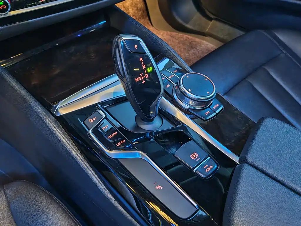 BMW 5 Series 2018 — фото 22