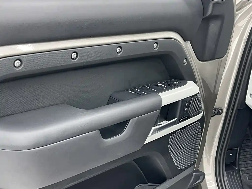 Land Rover Defender 2022 — фото 15