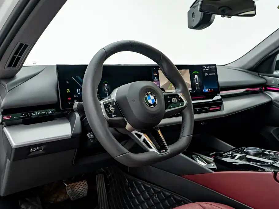 BMW 5 Series 2025 — фото 10