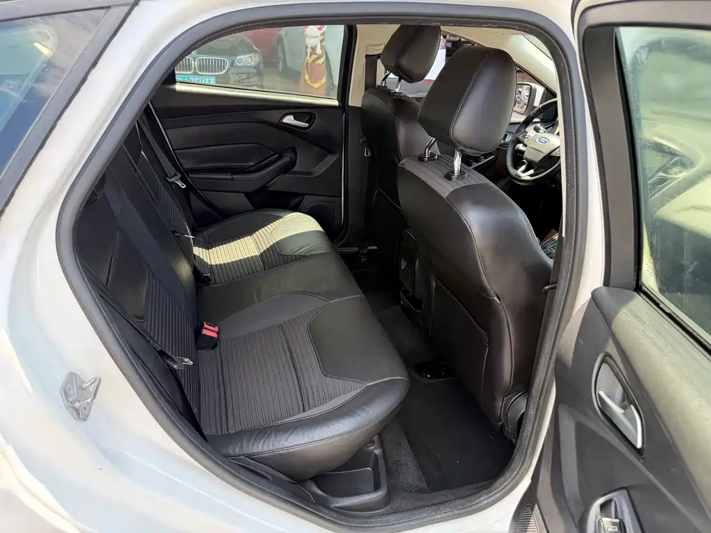 Ford Focus 2015 — фото 17