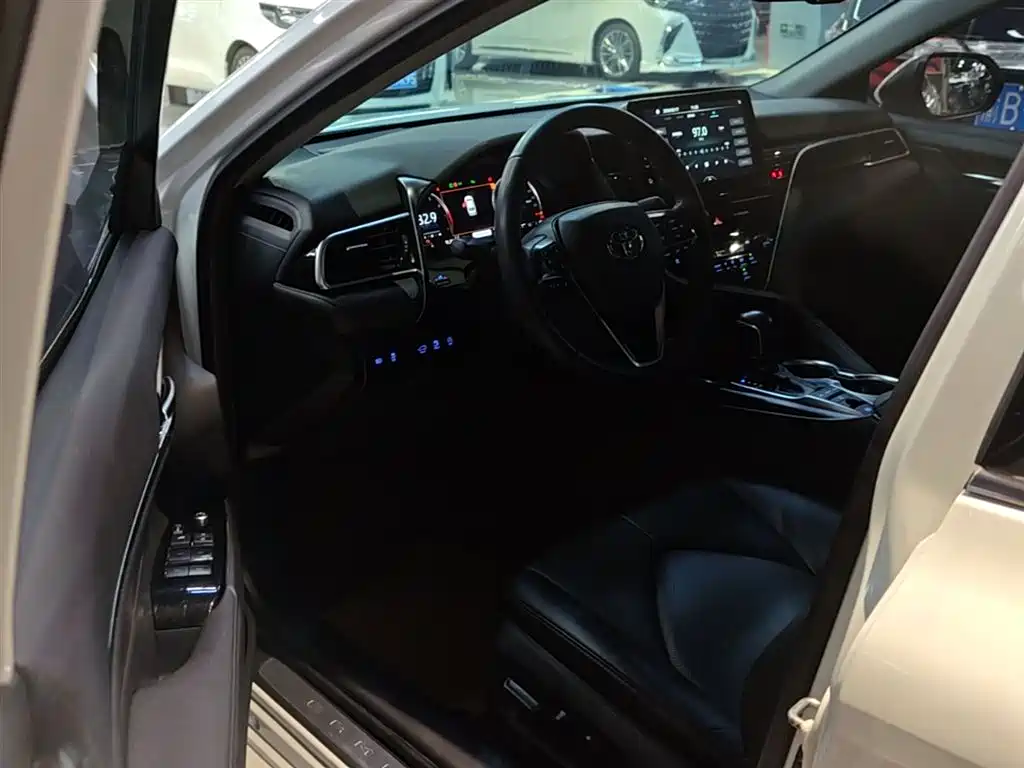 Toyota Camry 2022 — фото 16