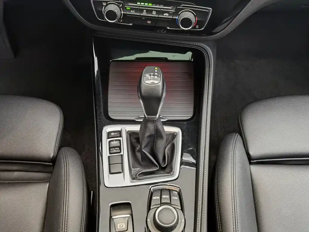 BMW 1 Series 2017 — фото 13