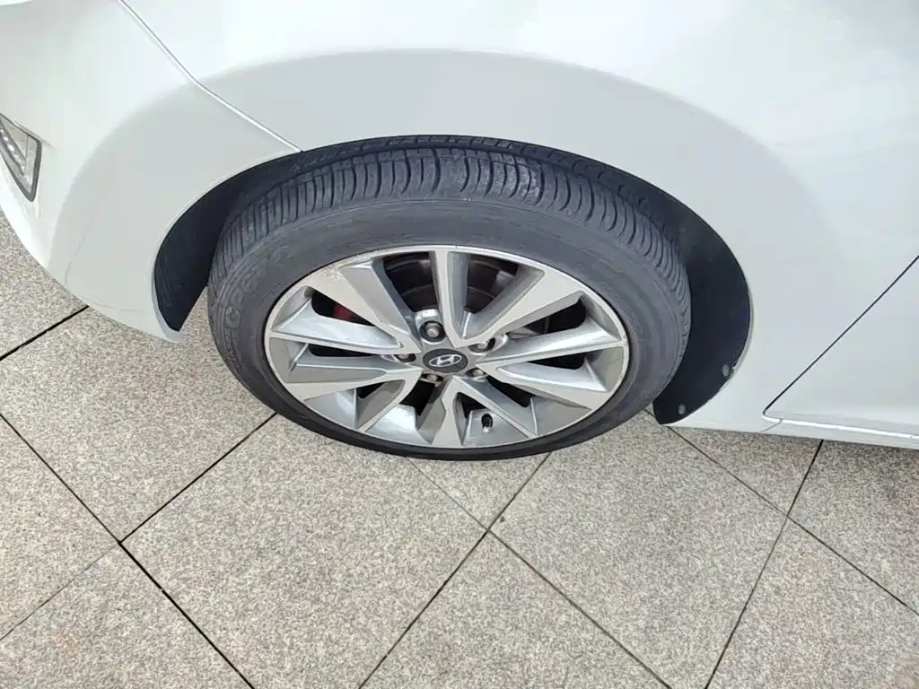 Hyundai Elantra 2015 — фото 23