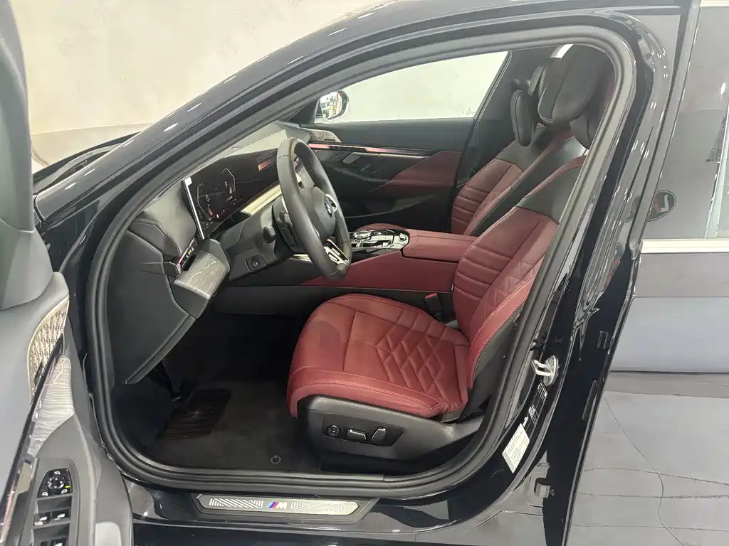 BMW 5 Series 2025 — фото 13