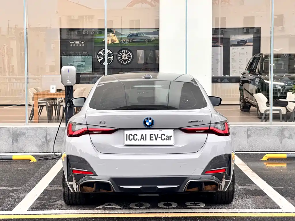 BMW i4 2025 — фото 19