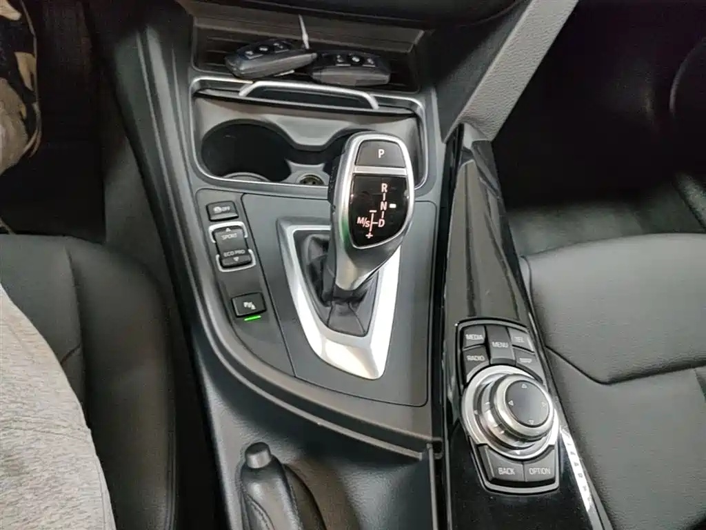 BMW 3 Series 2017 — фото 14