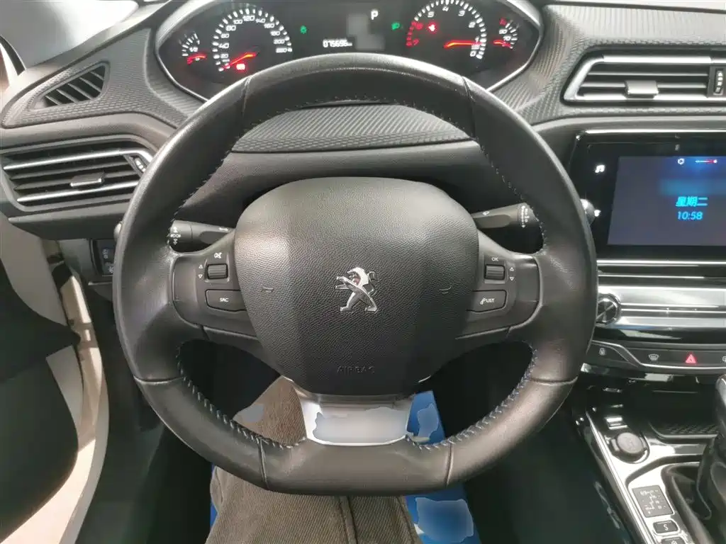 Peugeot 308 2018 — фото 11