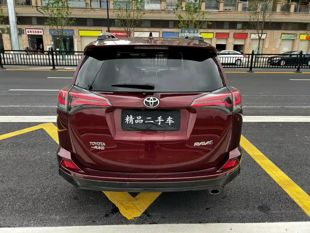 Toyota RAV4 2018 — фото 8