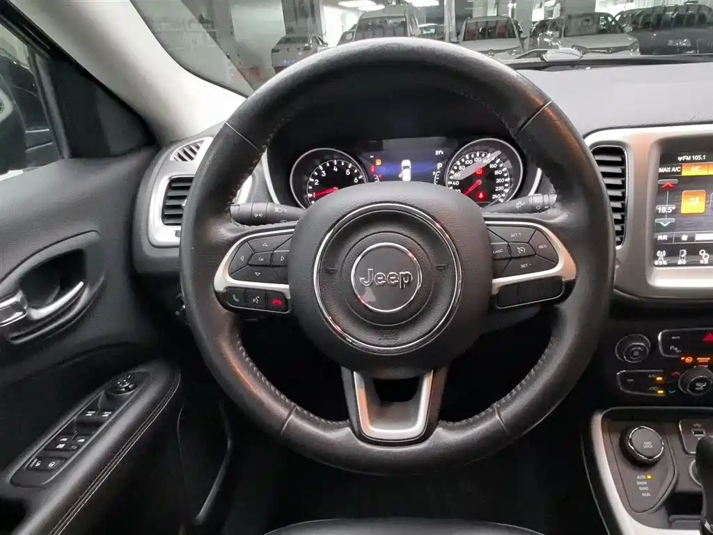 Jeep Compass 2018 — фото 11