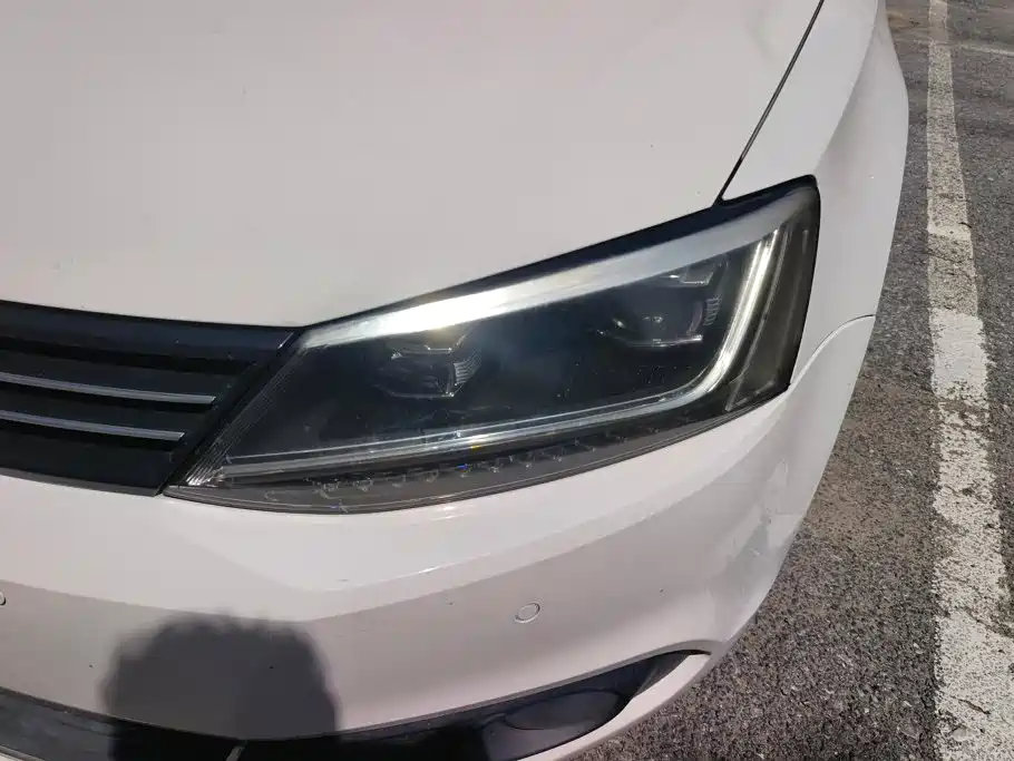 Volkswagen Sagitar 2015