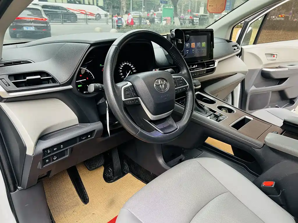 Toyota Sienna 2023 — фото 12