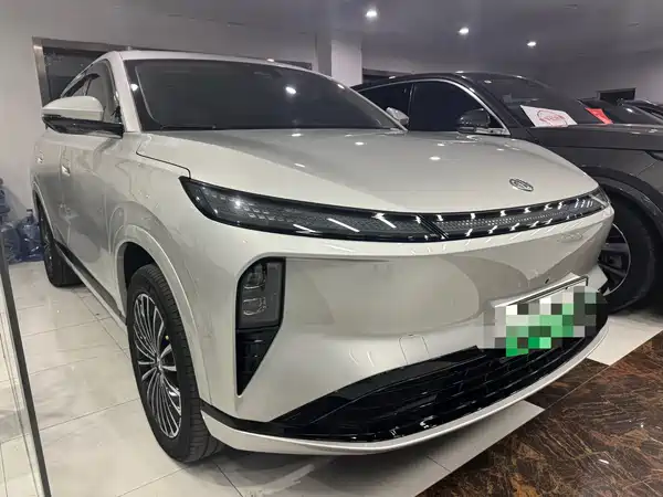 Dongfeng Fengshen L8 2025