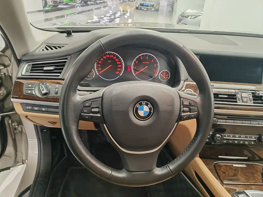 BMW 7 Series 2012 — фото 10