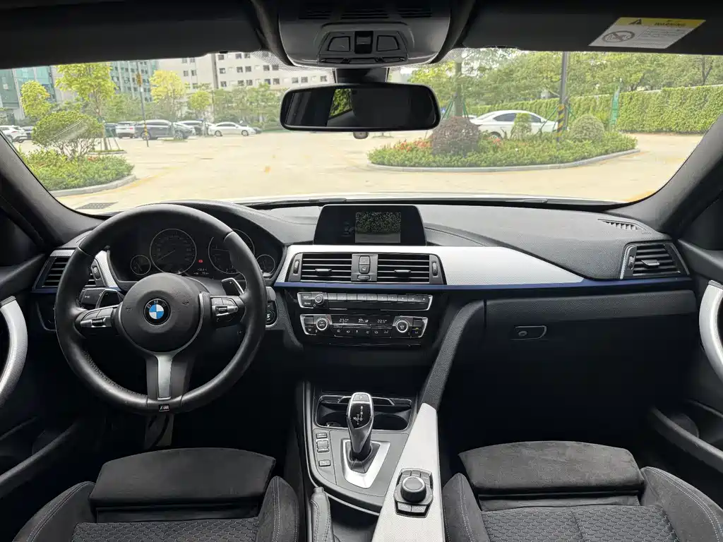 BMW 3 Series 2018 — фото 13