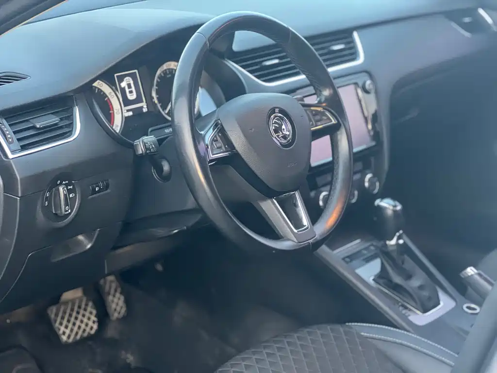 Skoda Octavia 2018 — фото 11