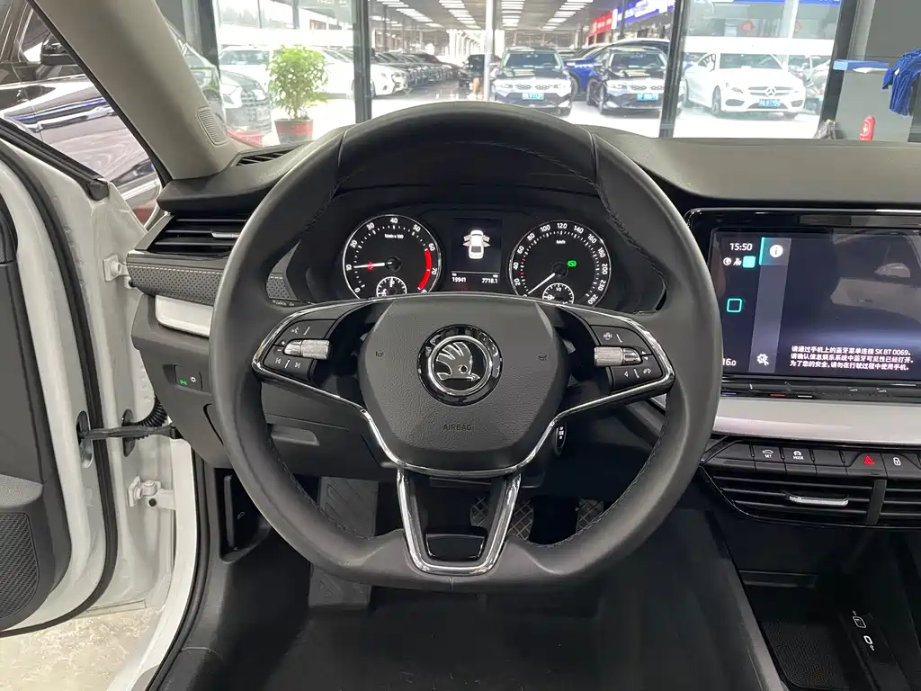 Skoda Octavia 2023 — фото 9